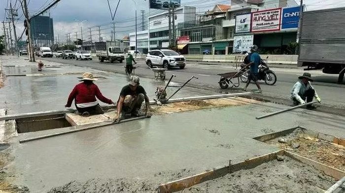 Các đơn vị thi công vỉa hè dự án nâng cấp, mở rộng quốc lộ 13, đoạn qua phường Lái Thiêu. (Ảnh: XUÂN TRUNG)