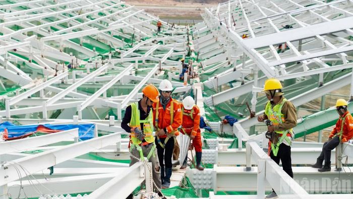 Thi công dự án mở rộng Cảng hàng không quốc tế Phú Quốc. (Ảnh: DƯƠNG NA)