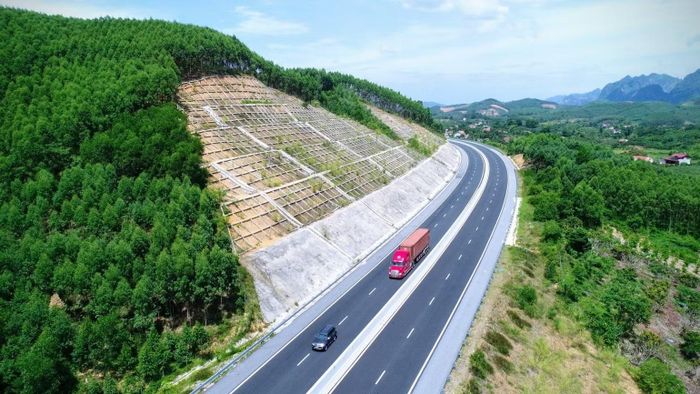 Hiệp hội các Nhà thầu xây dựng Việt Nam đề xuất đối với các dự án quy mô lớn, có thể giao một nhà thầu hoặc Tổng thầu thực hiện đồng bộ các hạng mục trong phạm vi được giao, trong khi các hạng mục chuyên ngành được tổ chức thông qua nhà thầu phụ phù hợp. (Ảnh: HUY VŨ)