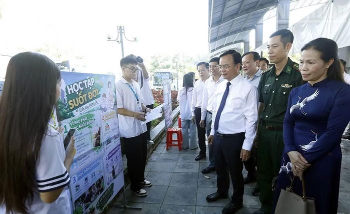 Các đại biểu tham quan sản phẩm sáng kiến của học sinh hưởng ứng Tuần lễ học tập suốt đời năm 2026. (Ảnh: QUỐC TUẤN)