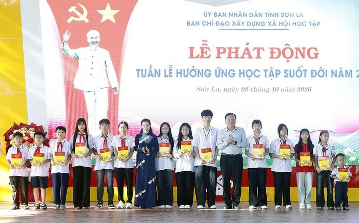 Lãnh đạo Hội khuyến học tỉnh Sơn La trao học bổng Tô Hiệu cho các học sinh có hoàn cảnh khó khăn, vượt khó học giỏi. (Ảnh: QUỐC TUẤN)