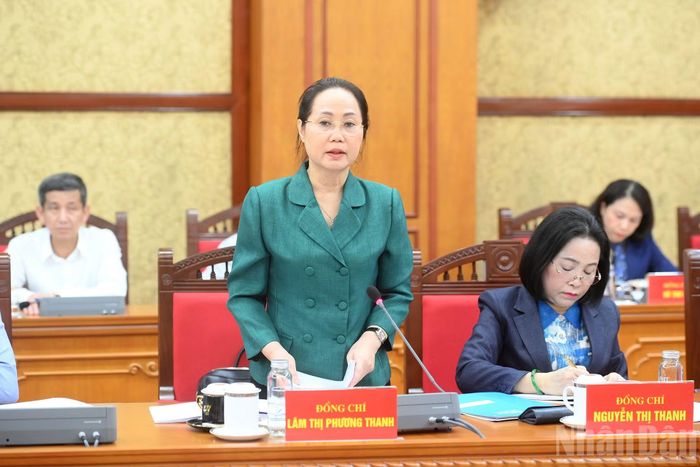 Bộ trưởng Văn hóa, Thể thao và Du lịch Lâm Thị Phương Thanh trình bày báo cáo tại cuộc làm việc.