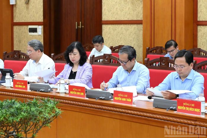 Các đại biểu tham dự cuộc làm việc.