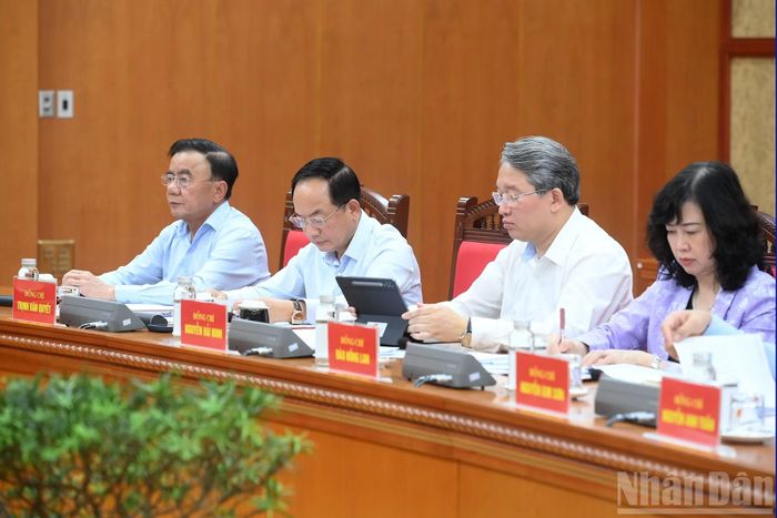 Thường trực Ban Bí thư Trần Cẩm Tú và các đại biểu tham dự cuộc làm việc.