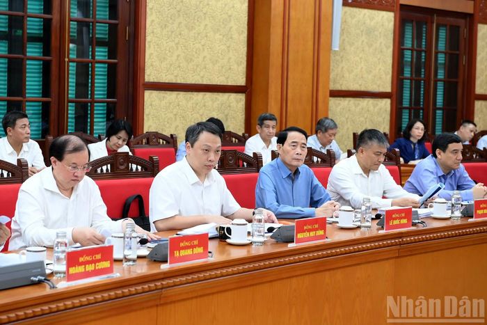 Các đại biểu tham dự cuộc làm việc.