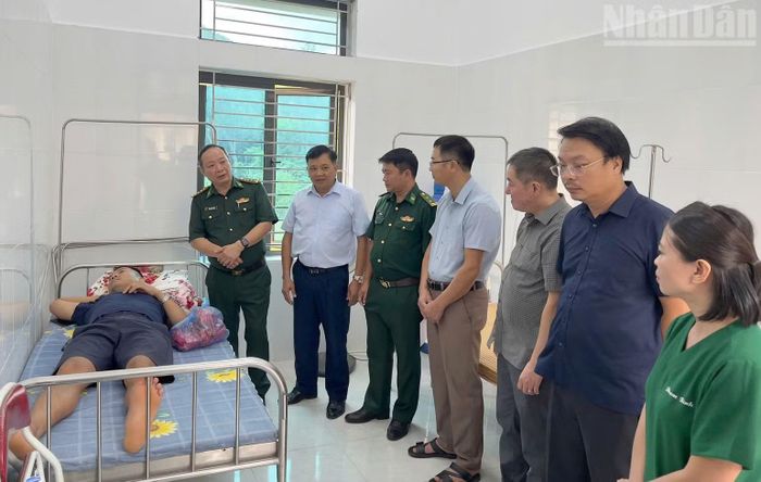 Thiếu tá Tống Duy Tân, Phó Đội trưởng Đội Đặc nhiệm Phòng chống ma túy và Tội phạm, Phòng Nghiệp vụ, Ban Chỉ huy Bộ đội Biên phòng tỉnh Sơn La bị thương trong quá trình truy bắt đối tượng buôn bán ma túy nằm trong Chuyên án SL626 giai đoạn 2. (Ảnh: QUÀNG HÙNG)