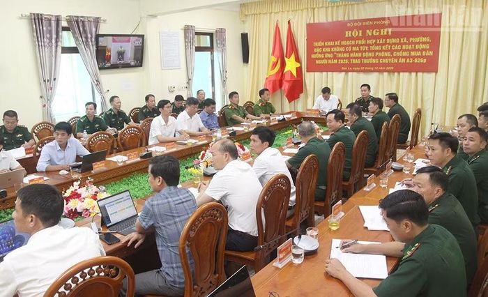 Hội nghị triển khai Kế hoạch số 5667/KH-BĐBP ngày 25/9/2026 của Bộ Tư lệnh Bộ đội Biên phòng về phối hợp xây dựng xã, phường, đặc khu không có ma túy ở khu vực biên giới điểm cầu Sơn La. (Ảnh: QUỐC TUẤN)