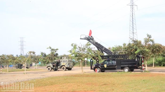Lực lượng đặc nhiệm ở mặt đất sẵn sàng tiêu diệt các đối tượng khủng bố. (Ảnh: CÔNG LÝ)