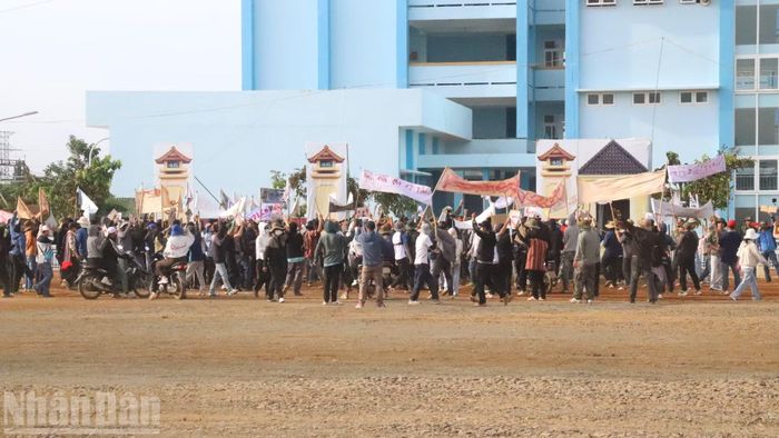 Tình huống giả định người dân kéo đến Ủy ban nhân dân tỉnh, tụ tập đông người để đòi trả đất. (Ảnh: CÔNG LÝ)