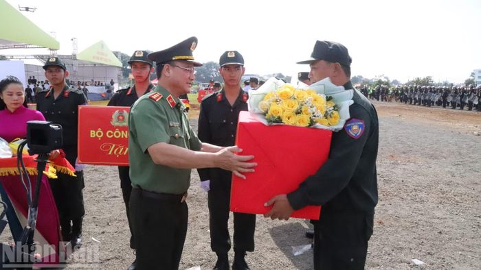 Thượng tướng Phạm Thế Tùng, Thứ trưởng Bộ Công an, Trưởng Ban chỉ đạo diễn tập tặng hoa và quà cho các đơn vị tham gia diễn tập. (Ảnh: CÔNG LÝ)