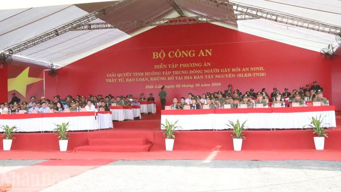Các đại biểu dự diễn tập. (Ảnh: CÔNG LÝ)
