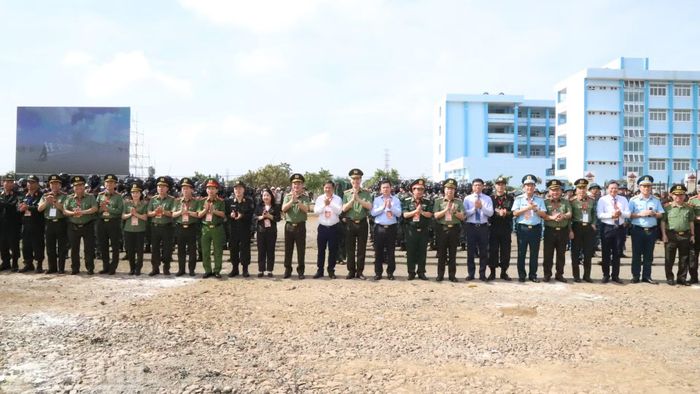 Lãnh đạo Bộ Công an và tỉnh Đắk Lắk chụp hình lưu niệm với các lực lượng tham gia diễn tập. (Ảnh: CÔNG LÝ)