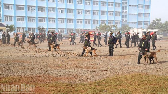 Lực lượng chó nghiệp vụ cũng được huy động tham gia trấn áp các đối tượng gây rối an ninh, trật tự. (Ảnh: CÔNG LÝ)