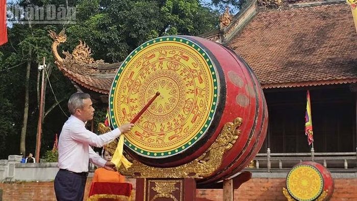 Đồng chí Lê Đức Thái, Bí thư Tỉnh ủy Thanh Hóa nổi trống khai hội Lam Kinh 2026. (Ảnh: MAI LUẬN).