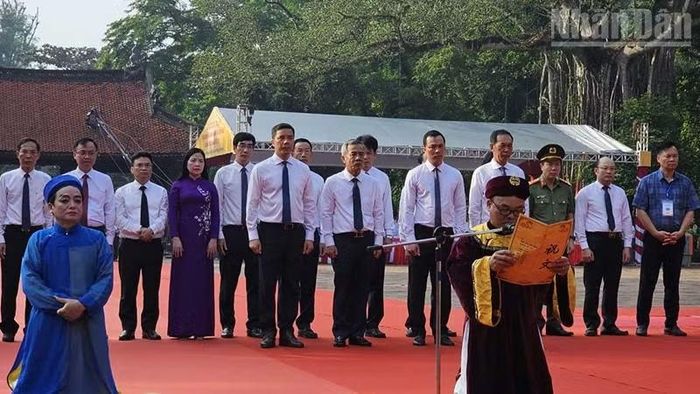 Lãnh đạo tỉnh Thanh Hóa cùng các đại biểu tham dự nghi lễ trình tấu chúc văn.(Ảnh: MAI LUẬN).