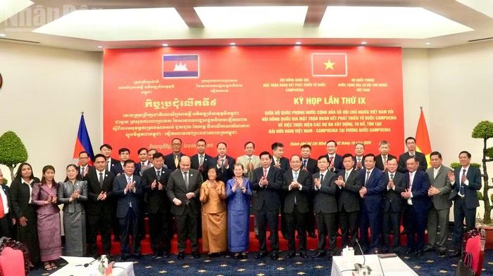 Đại biểu hai nước chụp ảnh lưu niệm sau hội đàm. (Ảnh: LÊ THÀNH)