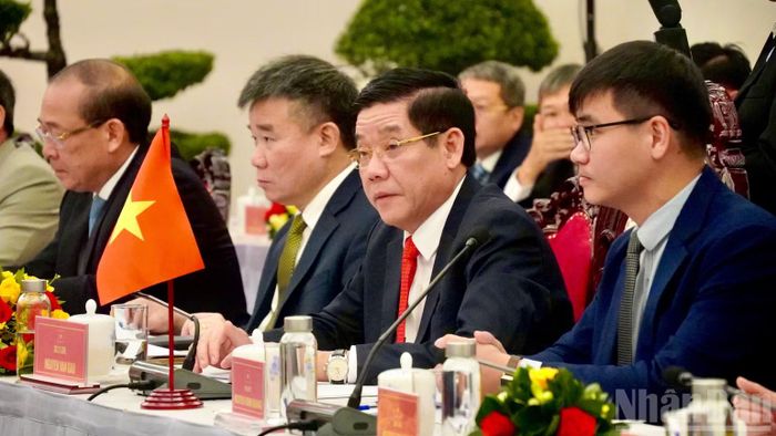 Đoàn đại biểu Việt Nam do Thượng tướng Nguyễn Văn Gấu (thứ hai từ phải sang) làm trưởng đoàn.