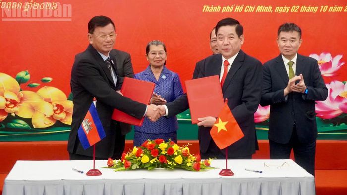 Hai bên tăng cường phối hợp gìn giữ, phát huy giá trị lịch sử, văn hóa các Đài hữu nghị Việt Nam-Campuchia tại Vương quốc Campuchia.