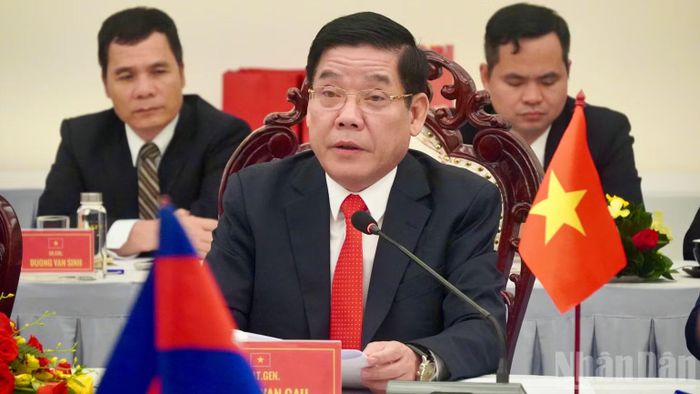 Thượng tướng Nguyễn Văn Gấu, Ủy viên Trung ương Đảng, Ủy viên Quân ủy Trung ương, Thứ trưởng Quốc phòng phát biểu.