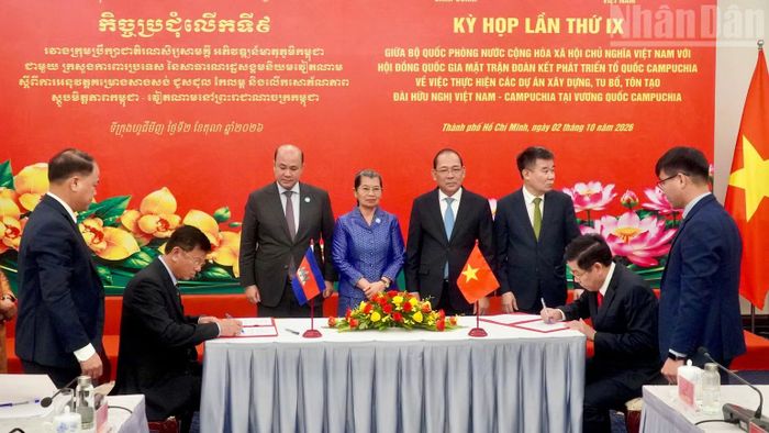 Lãnh đạo hai đoàn công tác ký kết biên bản ghi nhớ tại hội đàm.