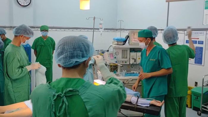 Bệnh nhân quyết định thực hiện phẫu thuật nội soi ngay tại đảo. (ẢNH: QUÝ NGỌC)
