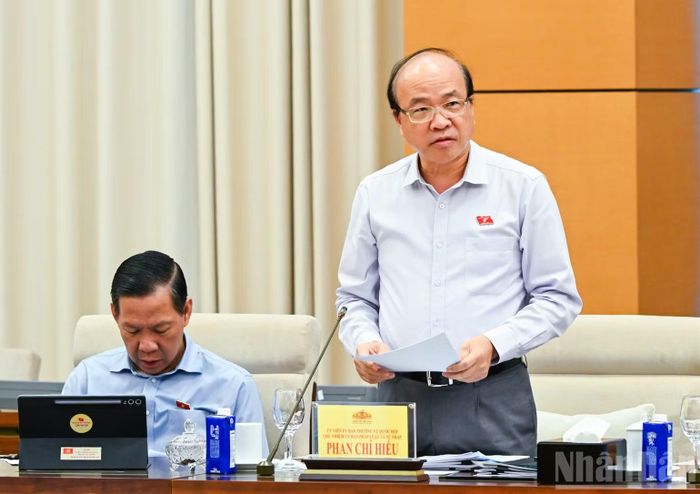Chủ nhiệm Ủy ban Pháp luật và Tư pháp Phan Chí Hiếu trình bày báo cáo thẩm tra. (Ảnh: DUY LINH)