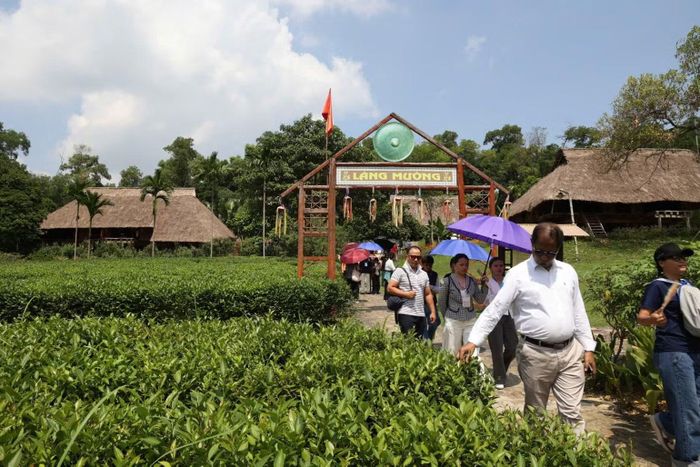 Các đại biểu tại Làng Mường.