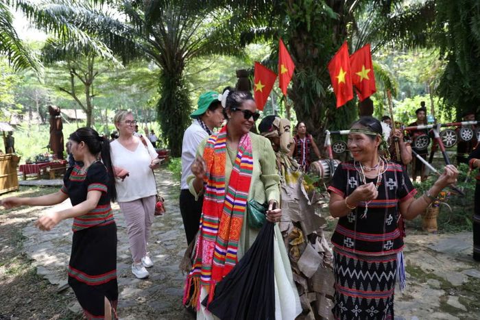 Các đại biểu khám phá dân ca dân vũ của đồng bào.