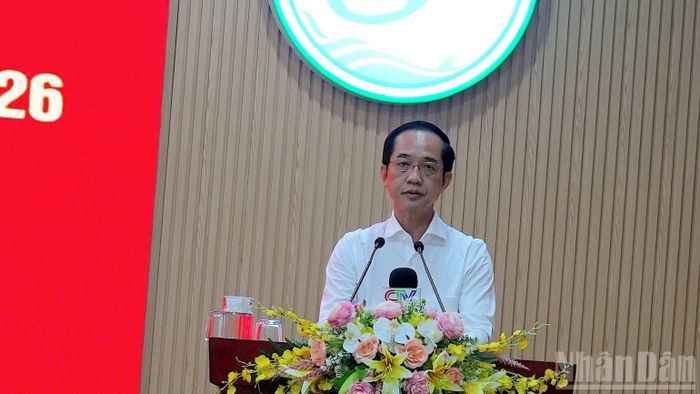 Phó Bí thư Tỉnh ủy Cà Mau Hồ Thanh Thủy trình bày nghị quyết được thông qua tại hội nghị. (Ảnh: HỮU TÙNG)