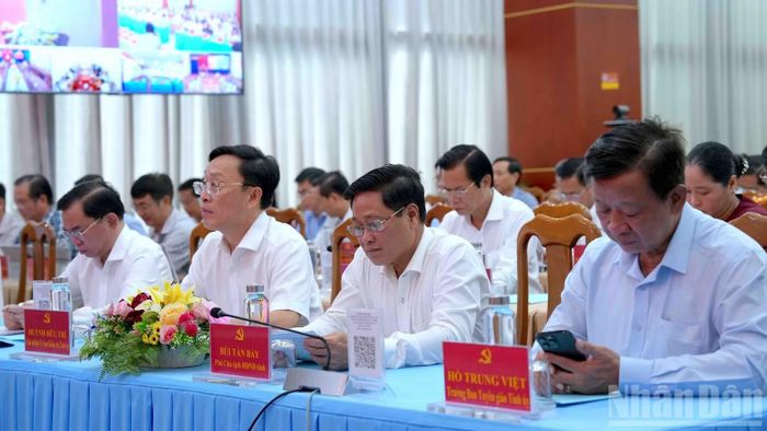 Lãnh đạo tỉnh Cà Mau tham dự hội nghị tại đầu cầu cấp tỉnh. (Ảnh: HỮU TÙNG)