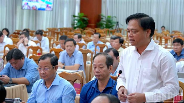Giám đốc Sở Nông nghiệp và Môi trường tỉnh Cà Mau Tô Hoài Phương (đứng) tham gia ý kiến về tình hình thiên nhiên ảnh hưởng đến cây trồng, vật nuôi và sinh hoạt của người dân tại hội nghị. (Ảnh: HỮU TÙNG)
