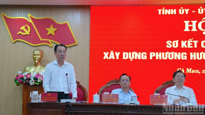 Phó Bí thư Tỉnh ủy, Chủ tịch Ủy ban nhân dân tỉnh Cà Mau Lữ Quang Ngời (bìa trái) tham gia ý kiến phát biểu tại hội nghị.