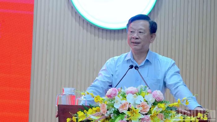 Ủy viên Ban Thường vụ Tỉnh ủy, Trưởng Ban Tuyên giáo Tỉnh ủy Cà Mau Hồ Trung Việt phát biểu tham luận tại hội nghị. (Ảnh: HỮU TÙNG)