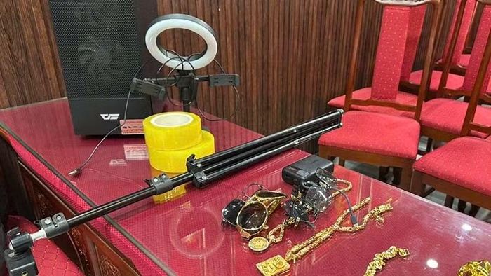 Một số công cụ Hoàng Quốc Minh sử dụng, phục vụ livestream. (Ảnh: Công an Thanh Hóa cung cấp)
