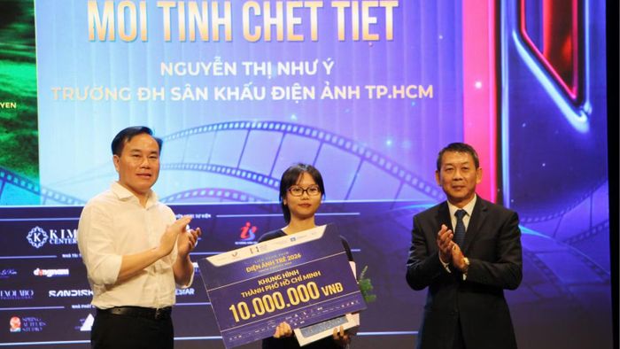 Giải thưởng Khung hình Thành phố Hồ Chí Minh được trao cho phim "Mối tình chết tiệt" của Nguyễn Thị Như Ý. (Ảnh: THÙY TRANG)