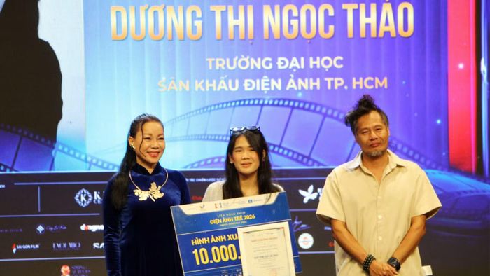 Trao giải Hình ảnh xuất sắc nhất cho Dương Thị Ngọc Thảo. (Ảnh: THÙY TRANG)
