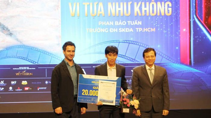 Trao giải Nhì cho phim "Vị tựa như không". (Ảnh: THÙY TRANG)