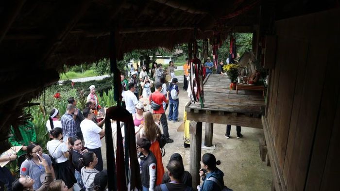 Du khách tham quan không gian văn hóa Mường. (Ảnh: HD)