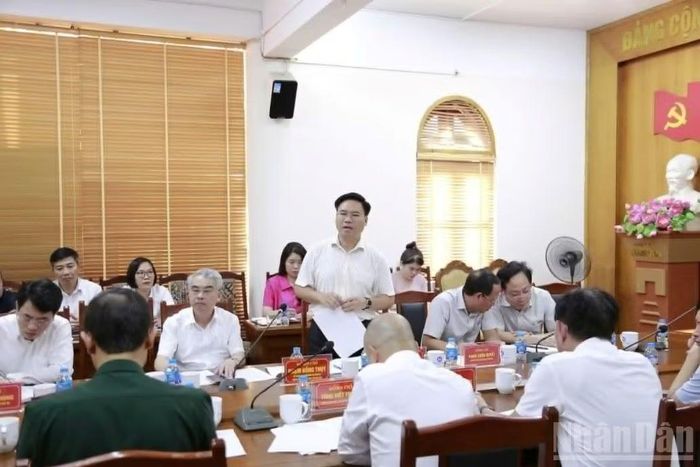 Đại diện Sở Giáo dục và Đào tạo tỉnh Hưng Yên trao đổi, thảo luận về kết quả hợp tác. (Ảnh Mai Tú)