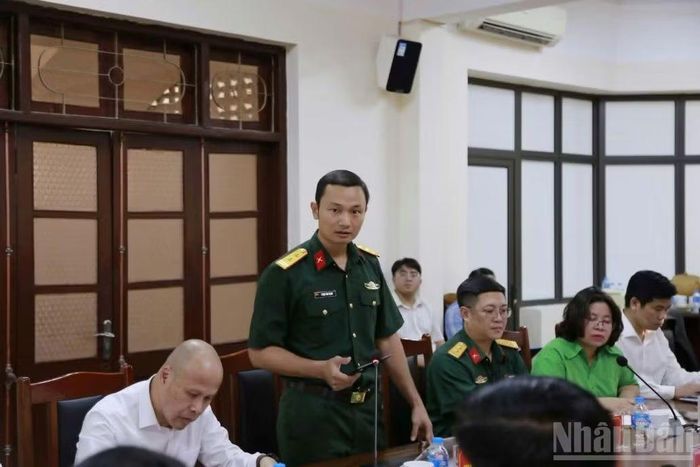Đại diện Viettel Hưng Yên báo cáo kết quả hợp tác trong 1 năm qua. (Ảnh Mai Tú)