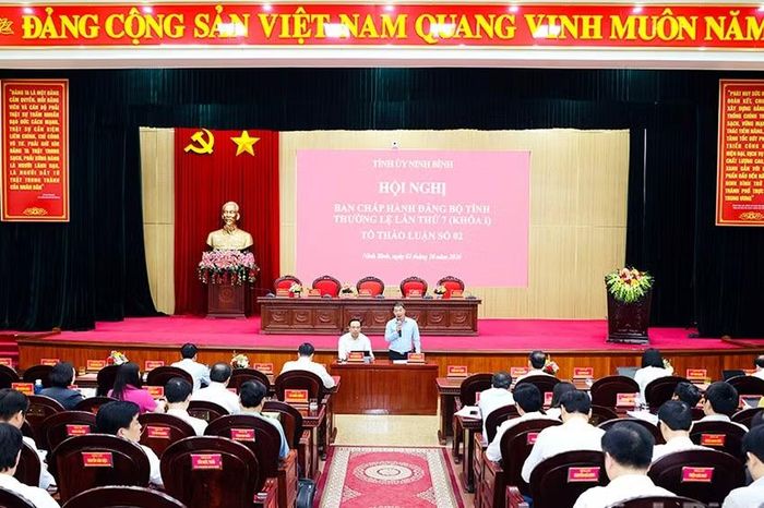 Quang cảnh thảo luận tại Tổ số 2. (Ảnh Đức Lam)