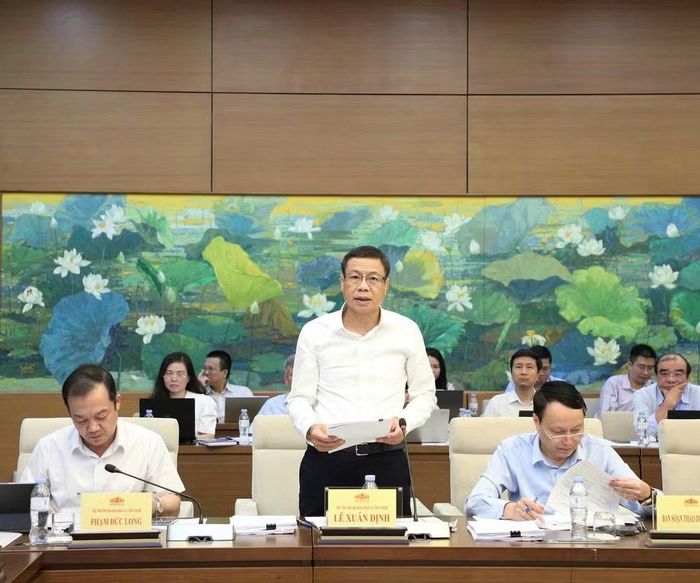 Thứ trưởng Khoa học và Công nghệ Lê Xuân Định trình bày Tờ trình của Chính phủ về dự án Luật. (Ảnh: MST)