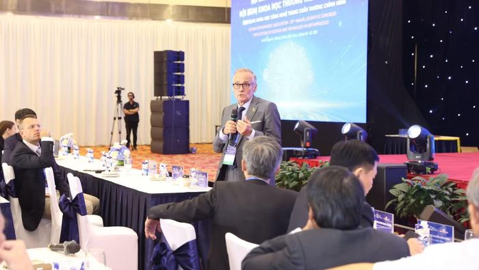 Các chuyên gia quốc tế trao đổi tại hội thảo. (Ảnh: Ngọc Anh)