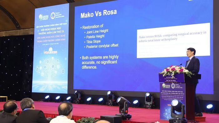 Các chuyên gia báo cáo tại hội thảo khoa học. (Ảnh: Ngọc Anh)