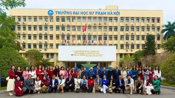 Tập thể cán bộ Khoa trước Nhà Hiệu bộ