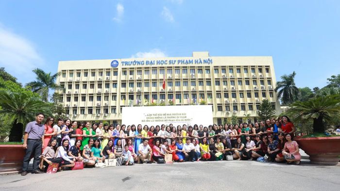 Sinh viên về dự Lễ kỉ niệm 65 năm thành lập Khoa