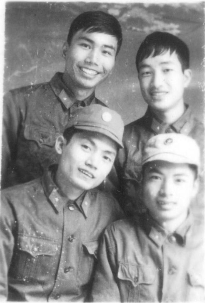 Giáo sư Lã Nhâm Thìn (hàng trước bên phải) và các bạn thời quân ngũ.