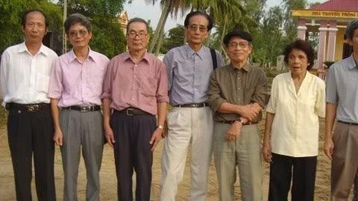 Lãnh đạo Khoa và cựu sinh viên khóa 1 trên nền lớp học đầu tiên năm 2006