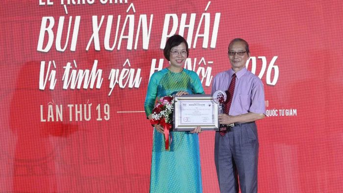 Bà Vũ Việt Trang, Tổng Giám đốc Thông tấn xã Việt Nam trao Giải thưởng Lớn mùa thứ 19 cho nhà thơ Bằng Việt. (Ảnh: BTC)