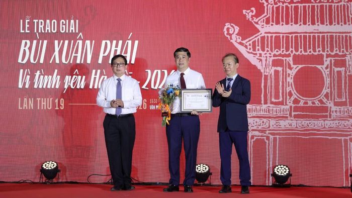 Phó Giáo sư, Tiến sĩ Bùi Hoài Sơn, Phó Trưởng ban Tuyên giáo Trung ương trao Tặng thưởng đặc biệt cho vở kịch “Quân khu Nam Đồng” của Nhà hát Tuổi trẻ Việt Nam. (Ảnh: BTC)
